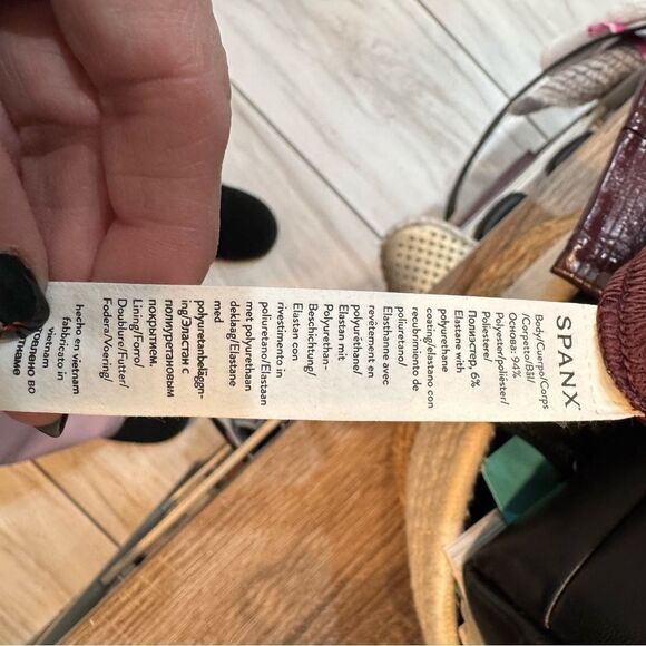 Spanx Faux Patent Leather Leggings in gorgeous “Ruby” size Medium- NWT! - Picture 13 of 15